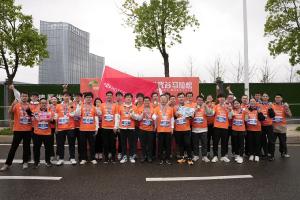 青春接力，向“光”奔跑，華工科技跑團(tuán)燃情2024光谷馬拉松